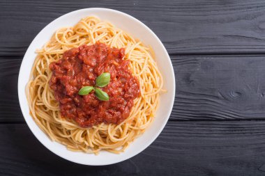 İtalyan makarna spagetti domates sosu ve fesleğen ile