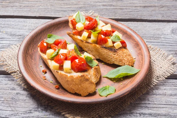 Bruschetta Com Tomate Manjericão Mozarella — Fotografia de Stock