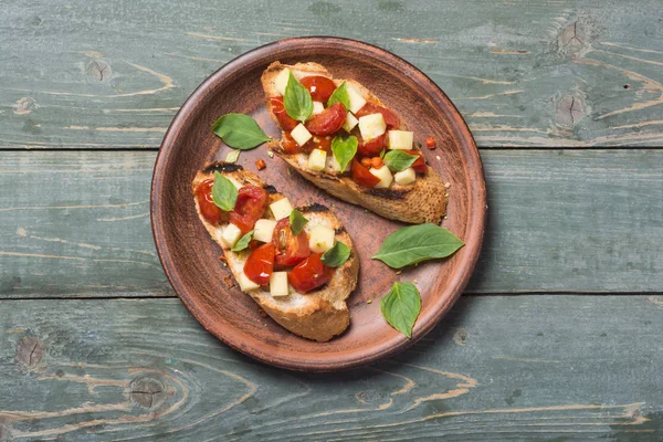 Bruschetta Met Mozarella Tomaat Basilicum — Stockfoto