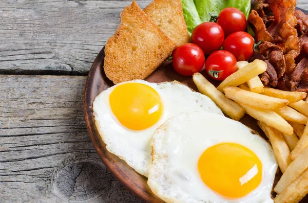 Breackfast Patates Kızartması Pastırma Sahanda Yumurta Domates Kızarmış Ekmek — Stok fotoğraf