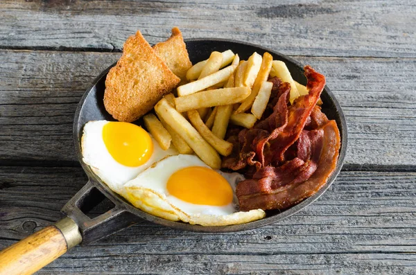 Stekt Ägg Med Bacon Potatis Och Grönsaker — Stockfoto