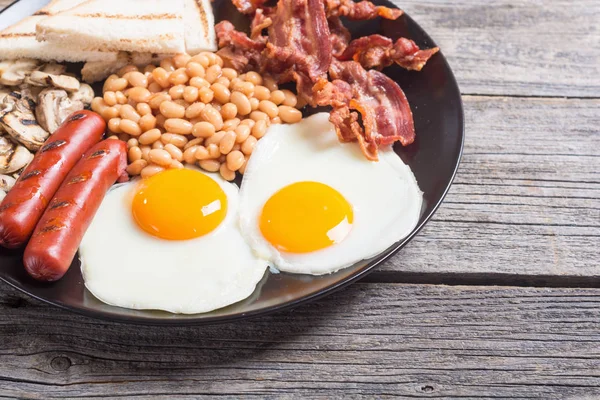 Αγγλικό Πρωινό Αυγά Μανιτάρια Φασόλια Λουκάνικα Και Μπέικον — Φωτογραφία Αρχείου