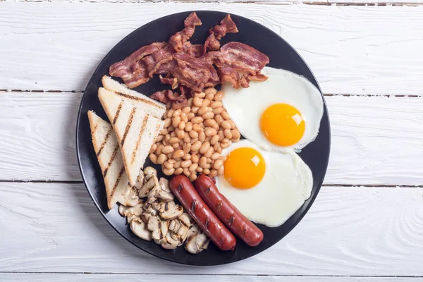 Αγγλικό Πρωινό Αυγά Μανιτάρια Φασόλια Λουκάνικα Και Μπέικον — Φωτογραφία Αρχείου
