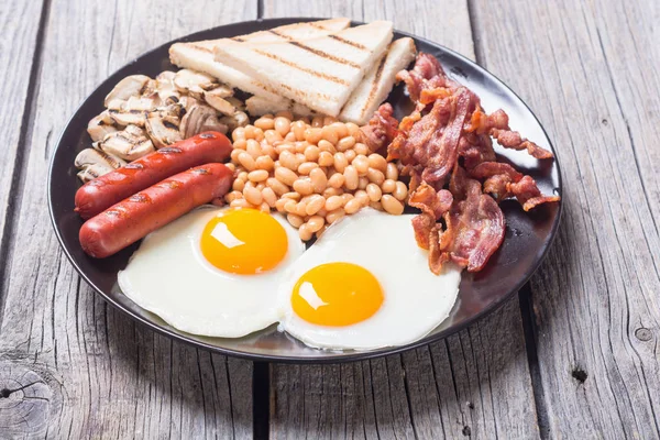 Yumurta Mantar Fasulye Sosis Domuz Pastırması Ngiliz Kahvaltısı — Stok fotoğraf