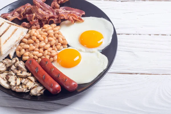 Yumurta Mantar Fasulye Sosis Domuz Pastırması Ngiliz Kahvaltısı — Stok fotoğraf