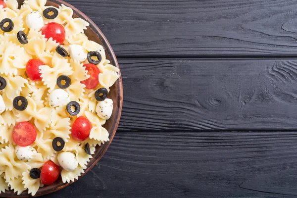 Ensalada Pasta Con Mozzarella Aceitunas Tomates Fondo Alimenticio Italiano — Foto de Stock