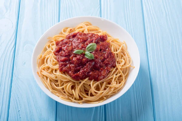 İtalyan makarna spagetti domates sosu ve fesleğen ile
