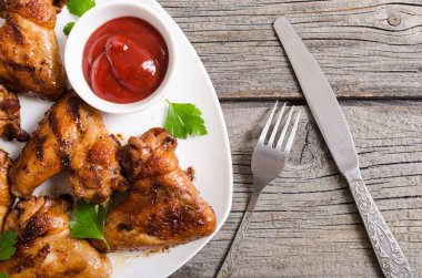 Izgara tavuk sosu, domates ve maydanoz ile kanatlar