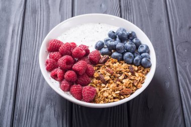 Chia yoğurt granola ve çilek (böğürtlen, ahududu )