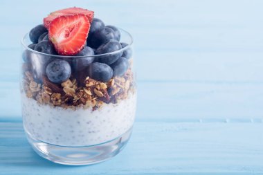 Chia yoğurt granola ve çilek (yaban mersini, çilek) cam