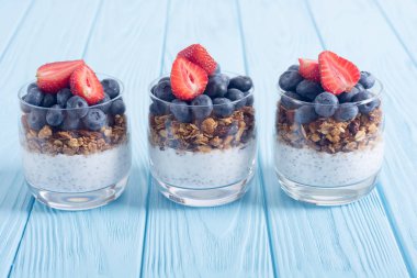 Chia yoğurt granola ve çilek (yaban mersini, çilek) cam