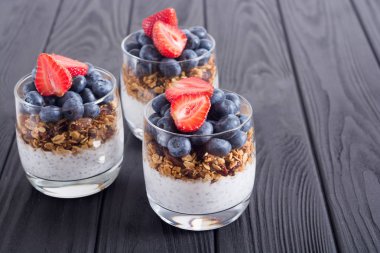 Chia yoğurt granola ve çilek (yaban mersini, çilek) cam