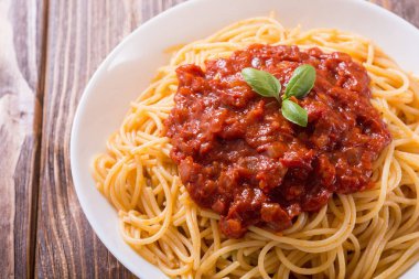 İtalyan makarna spagetti domates sosu ve fesleğen ile