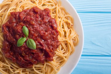 İtalyan makarna spagetti domates sosu ve fesleğen ile