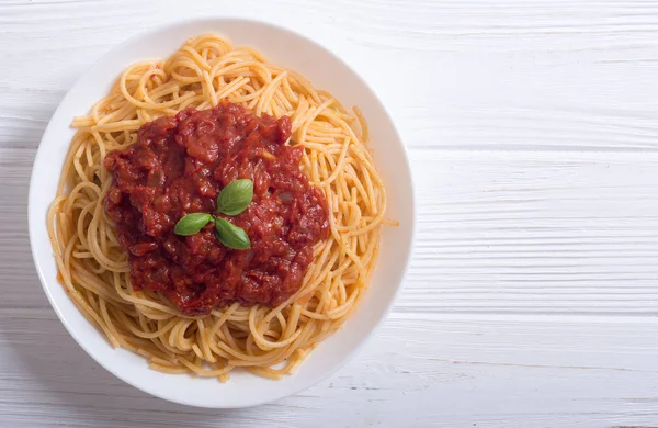 İtalyan makarna spagetti domates sosu ve fesleğen ile