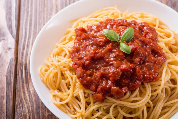 İtalyan makarna spagetti domates sosu ve fesleğen ile