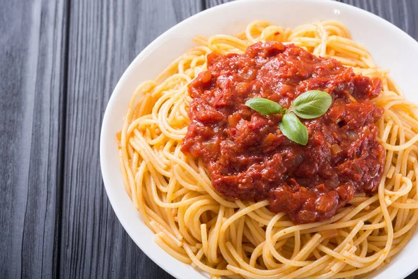 İtalyan makarna spagetti domates sosu ve fesleğen ile