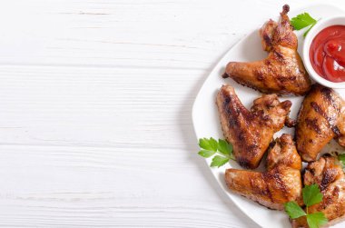 Izgara tavuk sosu, domates ve maydanoz ile kanatlar