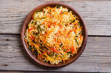 Kase rustik arka plan üzerinde Asya Erişte Salatası