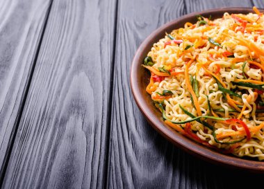 Kase rustik arka plan üzerinde Asya Erişte Salatası