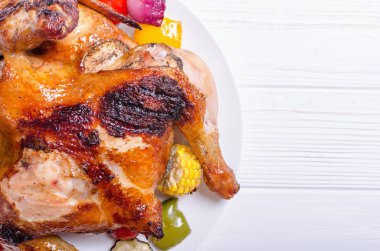 Izgara tavuk ve sebze rustik arka plan üzerinde