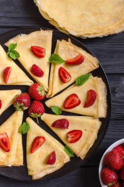 Ev yapımı Rus krep rustik arka plan üzerinde çilek ile