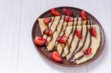 Ev yapımı Rus krep rustik arka plan üzerinde çilek ile