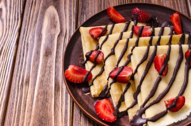 Ev yapımı Rus krep rustik arka plan üzerinde çilek ile