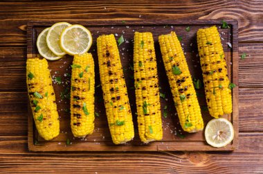 Barbekü ızgara Mısır maydanoz ve tuz