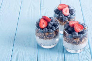 Chia yoğurt granola ve çilek (yaban mersini, çilek) cam