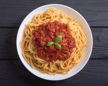 İtalyan makarna spagetti domates sosu ve fesleğen ile