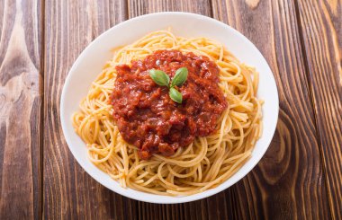 İtalyan makarna spagetti domates sosu ve fesleğen ile