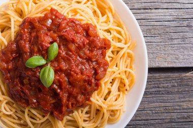 İtalyan makarna spagetti domates sosu ve fesleğen ile