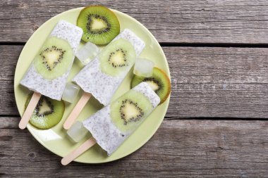 Chia yoğurt ve kivi buzlu şeker. Çocuklar için dondurma