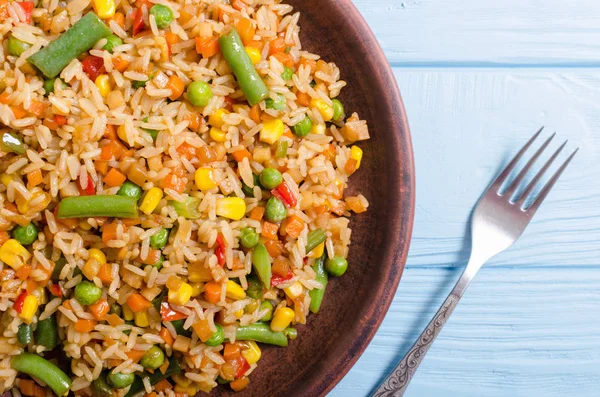 Gıda arka plan. Rustik zemin üzerine sebzeli risotto