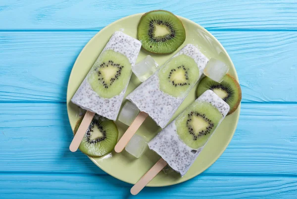 Chia yoğurt ve kivi buzlu şeker. Çocuklar için dondurma