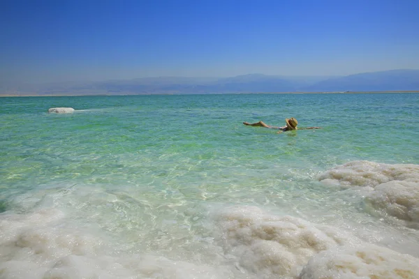 Chica Relajándose Agua Del Mar Muerto — Foto de Stock