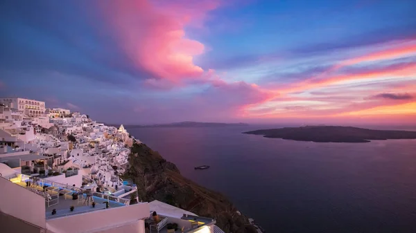 Puesta de sol sobre Santorini romántico - Imagen —  Fotos de Stock