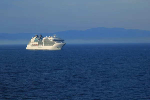 Zeegezicht met cruiseschepen, Griekenland. — Stockfoto