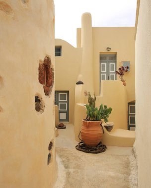 Eski geleneksel Emporio köyü Santorini 'de dar bir mahalle.. 