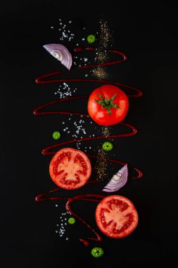 Domates sosu veya çorba pişirmek için ham malzemeler - taze, çiğ domates, kırmızı soğan, acı biber, tuz. Vejetaryen yemeği. Sağlıklı yiyecekler. Tanıtım broşürü ve poster. Siyah arkaplan.