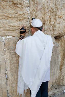 13 yaşında bir genç batı duvarında dua ediyor. Bar mitzvah ritüeli