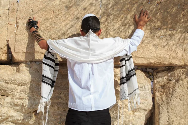 Třináctiletý Teenager Modlí Západní Zdi Bar Mitzvah Rituál — Stock fotografie
