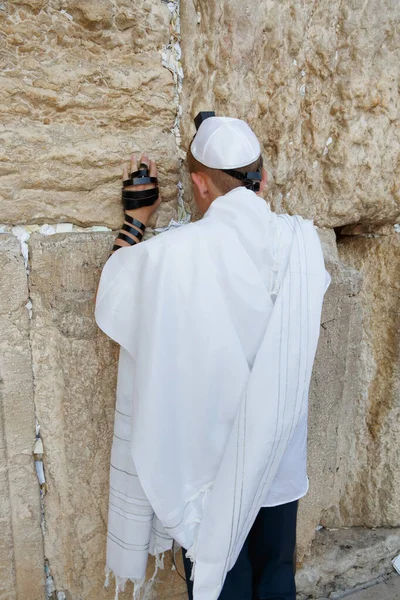 Тринадцатилетний Подросток Молится Западной Стены Ритуал Бар Мицвы — стоковое фото