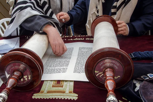 Ağlama Duvarı 'nda Bar Mitzvah ayini. Bar Mitzvah' a dönüşen çocuk ahlaki ve etik olarak kararlarından ve hareketlerinden sorumludur..