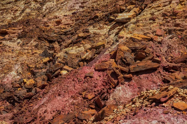 Kadim kum oluşumunun erozyondan etkilenmiş katmanlı tortul kaya dokusu..