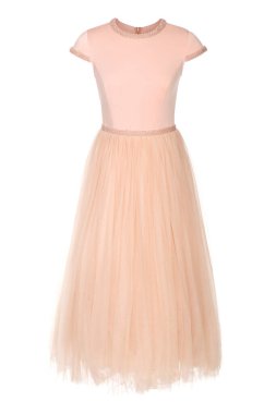 Beyaz arka planda şeftali renginde uzun gece elbisesi