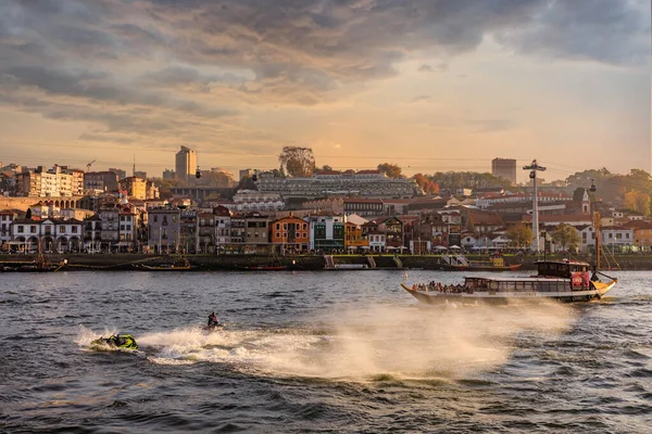 Porto, Porugal -13 Kasım 2021: Ribeira bölgesinin mimarisi ve Douro Nehri 'nden görünen turistler için bir tekne