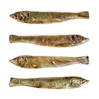 Beyaz zemin üzerinde birkaç balık (seramik) izole edildi