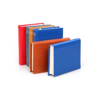 Beyaz arkaplanda izole kitap yığını